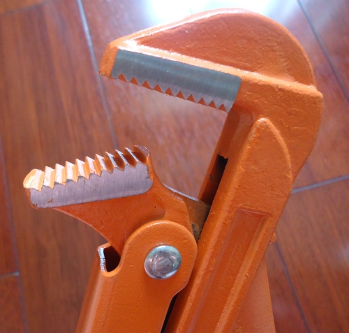 Good quality 90 degree bent nose pipe wrench