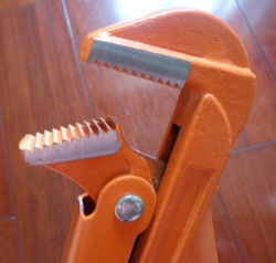 Good quality 90 degree bent nose pipe wrench