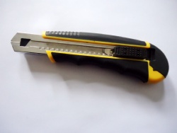 Heavty duty Utility knife with rubber grip handle
